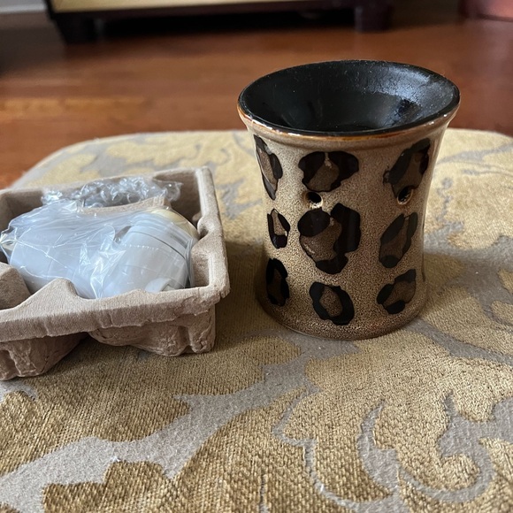 Leopard Scentsy Wall Plug Warmer🐆💡✨ - Picture 7 of 8